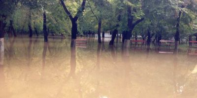 UPDATE Cod rosu de inundatii pe raul Teleorman. Zeci de persoane au fost deja evacuate. Cod rosu si pe raul Jiu. Situatii grele si in alte zone ale tarii