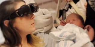 VIDEO O nevazatoare isi vede copilul pentru prima data datorita unor ochelari high-tech