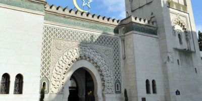 Francois Hollande a efectuat o vizita-surpriza la Marea Moschee din Paris
