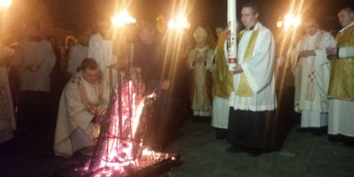 FOTO VIDEO Romano-catolicii din Timisoara au vestit invierea lui Christos. Catedrala din Piata Unirii a fost arhiplina la slujba din aceasta noapte
