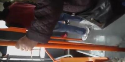 VIDEO Bataie in tramvaiul 41: tipete, pumni si picioare din cauza manelelor ascultate prea tare