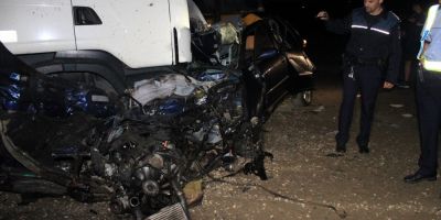 Accident cu doi morti in orasul Nasaud. Un autoturism a lovit trei TIR-uri stationate