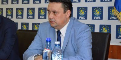 Senatorul Volosevici isi retrage controversatul proiect privind numirea directorilor pe baza increderii personale