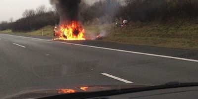 Un sofer a ramas fara masina dupa ce aceasta a ars ca o torta pe Autostrada Transilvania. Nu sunt victime