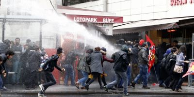 Proteste violente la Istanbul. Politia a folosit tunuri de apa pentru a dispersa manifestantii