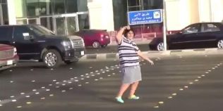VIDEO Politia Saudita a arestat un adolescent de 14 ani pentru ca a dansat pe Macarena in mijlocul strazii