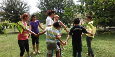 FOTO Familia din Alba Iulia care si-a transformat casa intr-un centru pentru copii cu autism si ADHD
