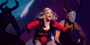 Madonna, enervata de cei care ii reproseaza ca nu se poarta corespunzator varstei. Artista, intr-o poza sfidatoare