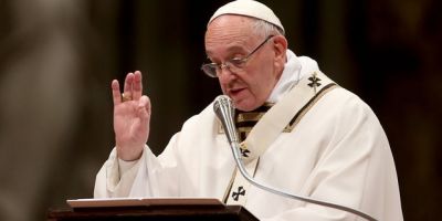 Papa Francisc s-a rugat pentru refugiati la slujba din Ajun